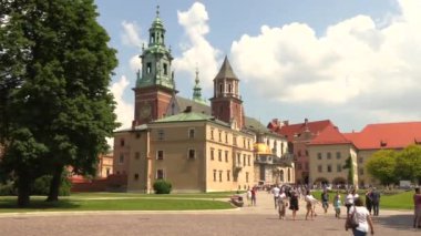 Krakow, Polonya, 20 Mayıs 2019 - Krakow, Polonya 'daki Wawel şatosunun Mmain meydanında yürüyen turistler, 4k video