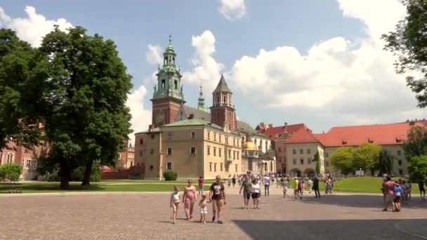 Krakow, Poland, 20 травня 2019 - Туристи, які гуляють на головній площі Вавельського замку в Кракові, Польща, 4k кадрів відео — стокове відео