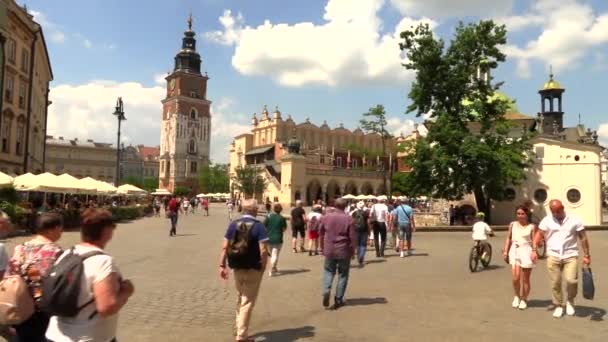 Κρακοβία, Πολωνία, 20 Μαΐου 2019 - Οι τουρίστες περπατούν στο ιστορικό κέντρο της Πολωνίας, μια πόλη με αρχαία αρχιτεκτονική, βίντεο 4k πλάνα — Αρχείο Βίντεο