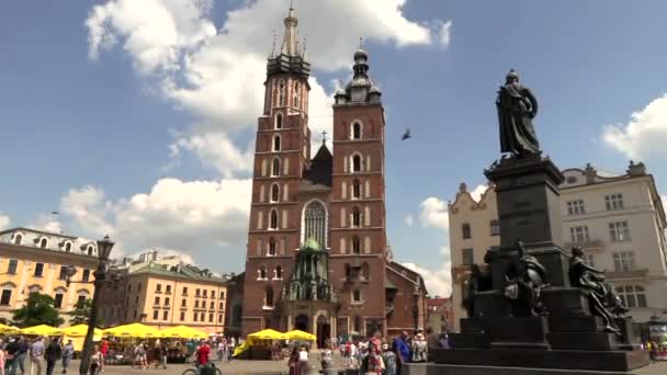Krakow, Polonya, 20 Mayıs 2019 - Polands tarihi merkezinde yürüyen turistler, antik mimarisi olan bir şehir, 4k video — Stok video