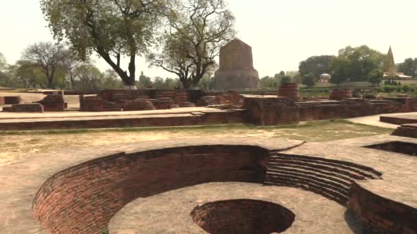 Dharmarajika Stupa cerca de Dhamekh Stupa en Sarnath, lugar de Buda, Varanasi, India, 4k metraje video — Vídeo de stock