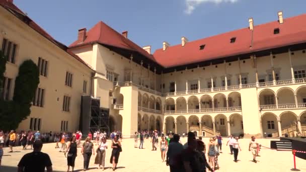 2019年5月20日，波兰克拉科夫-游客在波兰克拉科夫瓦维尔城堡的Mmain广场散步，拍摄了4k段视频 — 图库视频影像