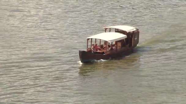 Barco turístico en el río Vistula en Krakov, Polonia, vídeo de 4k footage. — Vídeo de stock