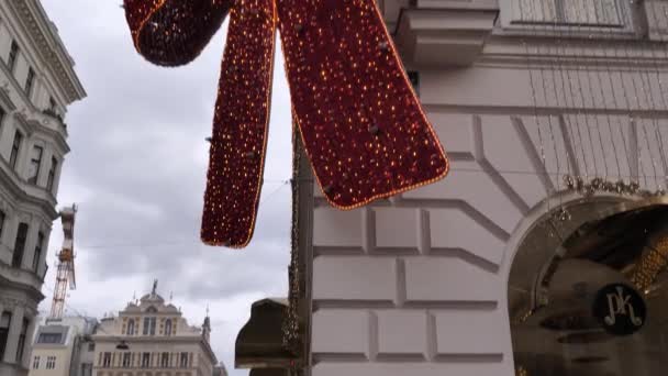 Mooie kerstverlichting, stadsdecoratie overdag in Oostenrijk — Stockvideo