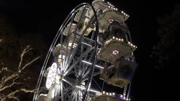 Feira de Natal na praça do mercado na Áustria Viena noite com decoração de inverno e luzes coloridas — Vídeo de Stock