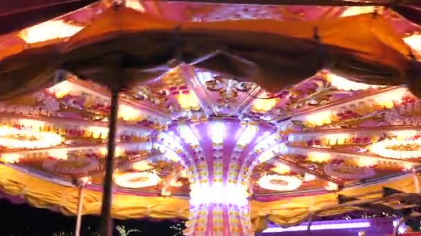 Feria de Navidad en la plaza del mercado en Austria Viena noche con decoración de invierno y luces de colores — Vídeo de stock