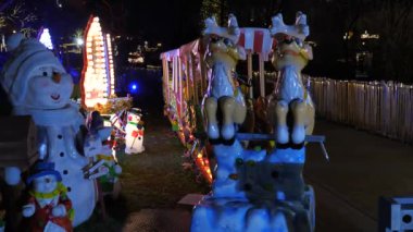 Avusturya 'daki pazar meydanında Noel panayırı Kış dekorasyonu ve renkli ışıklarla Viyana gecesi