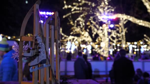 在奥地利维也纳的市场广场上，圣诞溜冰场和雪橇，冬季装饰和五彩缤纷的灯光 — 图库视频影像