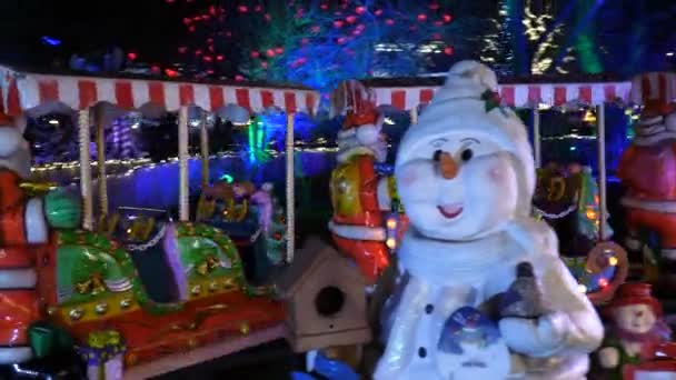 Kerstmarkt op het marktplein in Oostenrijk Viena 's nachts met winterdecoratie en kleurrijke lichtjes — Stockvideo