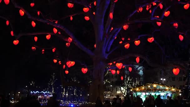 Hermoso árbol con corazones rojos Luces de Navidad, decoración de la ciudad en la noche en Austria — Vídeo de stock