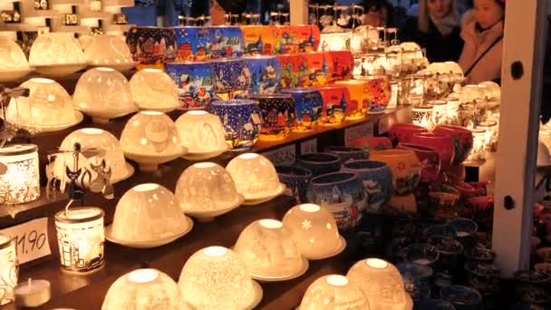 Kerstmarkt bij het stadhuis 's avonds in de winter Kerstdecoratieschristmas Markt Rathausplatz Wenen Oostenrijk Europa december 2018 — Stockvideo