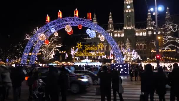 Julmarknad nära stadshuset på kvällen på vintern Juldekorationschristmas marknad Rathausplatz Wien Österrike Europa december 2018 — Stockvideo