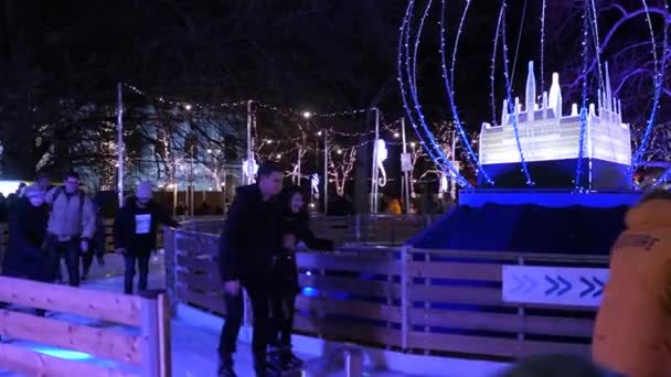 Rynku Bożego Narodzenia lodowisko w pobliżu ratusza w godzinach wieczornych w zimie dekoracje świąteczneschristmas Market Rathausplatz Wiedeń Austria Europa grudzień 2018 — Wideo stockowe