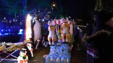 Kışın akşam belediye binası yakınlarındaki Noel pazarı Noel süslemeleri, Noel pazarı Rathausplatz Viyana Avusturya Aralık 2018