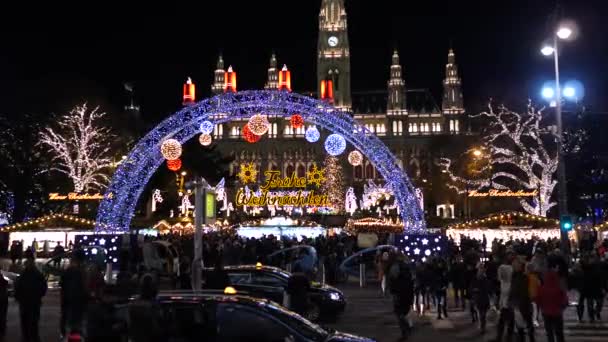 Mercatino di Natale vicino al municipio di sera d'inverno Decorazioni natalizie Mercatino di Natale Rathausplatz Vienna Austria Europa Dicembre 2018 — Video Stock