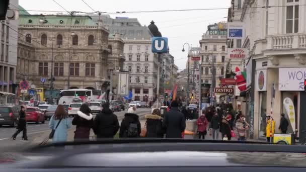 Centre-ville vieille ville avec des magasins et des restaurants pleins de gens avec des décorations de Noël allume les chevaux de voitures de jour à Vienne Autriche Décembre 2018 — Video