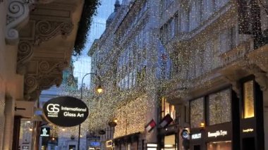 Eski Viyana, Avusturya ve Avrupa 'da avizelerle süslenmiş Noel süsleri Sokakları Aralık 2018