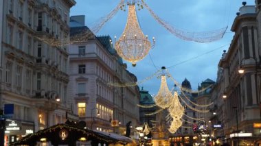 Eski Viyana, Avusturya ve Avrupa 'da avizelerle süslenmiş Noel süsleri Sokakları Aralık 2018