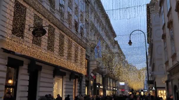 Kerstversiering Shoppings Straten versierd met kroonluchters in oude binnenstad Wenen, Oostenrijk, Europa december 2018 — Stockvideo