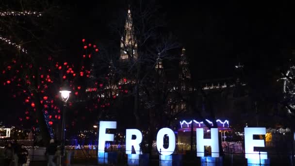 Targ bożonarodzeniowy w pobliżu ratusza w godzinach wieczornych w zimie dekoracje świąteczne Rynek Rathausplatz Wiedeń Austria Europa grudzień 2018 — Wideo stockowe