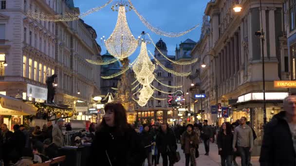 Kerstversiering Shoppings Straten versierd met kroonluchters in oude binnenstad Wenen, Oostenrijk, Europa december 2018 — Stockvideo