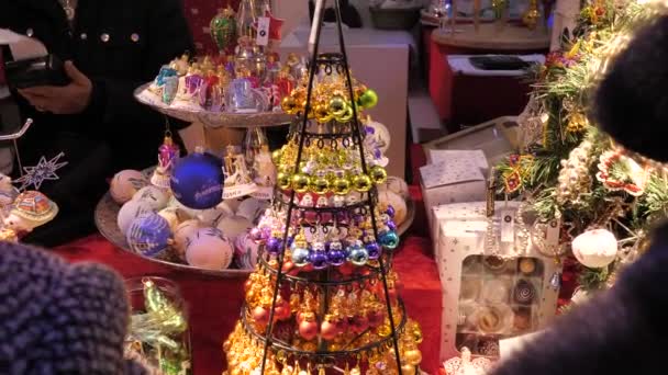 Compras en el mercado de Navidad decoración hecha a mano cerca de la gente que compra en Viena Austria diciembre 2018 — Vídeo de stock