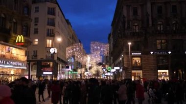 Eski Viyana, Avusturya ve Avrupa 'da avizelerle süslenmiş Noel süsleri Sokakları Aralık 2018