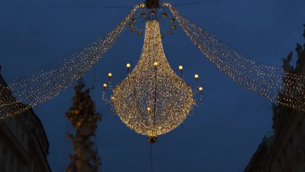 Decoraciones navideñas Tiendas Calles decoradas con lámparas de araña en el casco antiguo Viena, Austria, Europa Diciembre 2018 — Vídeos de Stock