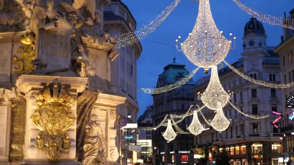 Decoraciones navideñas Tiendas Calles decoradas con lámparas de araña en el casco antiguo Viena, Austria, Europa Diciembre 2018 — Vídeo de stock