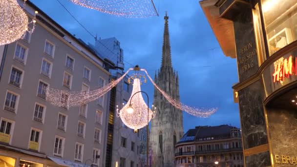 Kerstversiering Shoppings Straten versierd met kroonluchters in oude binnenstad Wenen, Oostenrijk, Europa december 2018 — Stockvideo