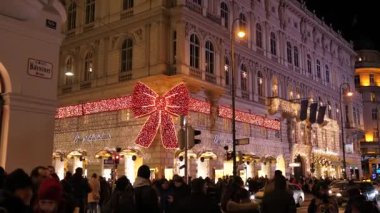 Eski Viyana, Avusturya ve Avrupa 'da avizelerle süslenmiş Noel süsleri Sokakları Aralık 2018