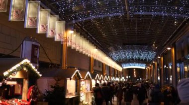 Eski Viyana, Avusturya ve Avrupa 'da avizelerle süslenmiş Noel süsleri Sokakları Aralık 2018