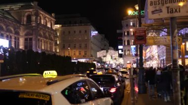 Eski Viyana, Avusturya ve Avrupa 'da avizelerle süslenmiş Noel süsleri Sokakları Aralık 2018