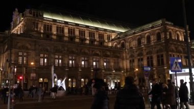 Eski Viyana, Avusturya, Avrupa 'da Aralık 2018' de avizelerle süslenmiş Noel süsleri operası.