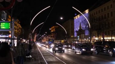 Eski Viyana, Avusturya ve Avrupa 'da avizelerle süslenmiş Noel süsleri Sokakları Aralık 2018