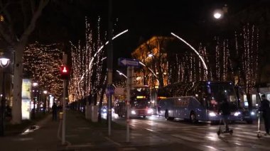 Eski Viyana, Avusturya ve Avrupa 'da avizelerle süslenmiş Noel süsleri Sokakları Aralık 2018