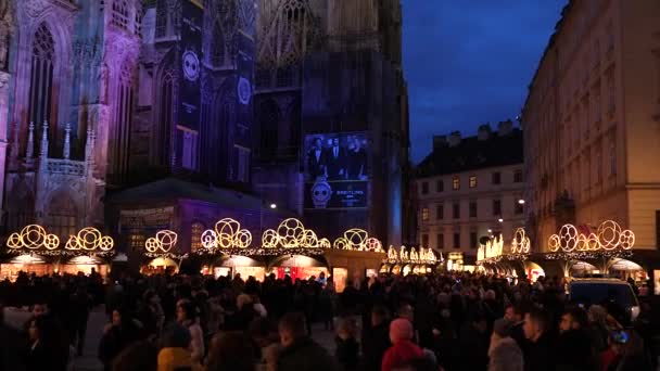 Dekoracje świąteczne Sklepy Ulice ozdobione żyrandolami na rynku starego miasta przed katedrą św. Stefana Wiedeń, Austria, Europa grudzień 2018 — Wideo stockowe