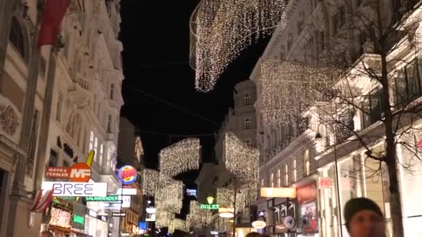 Décorations de Noël Boutiques Rues décorées avec des lustres dans la vieille ville Vienne, Autriche, Europe Décembre 2018 — Video