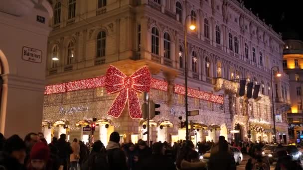 Decorações de Natal Compras Ruas decoradas com lustres na cidade velha Viena, Áustria, Europa dezembro 2018 — Vídeo de Stock