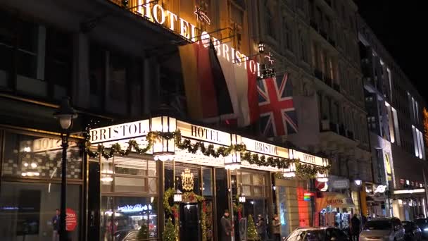 Julpynt av Hotel Bristol i gamla stan Wien, Österrike, Europa december 2018 — Stockvideo