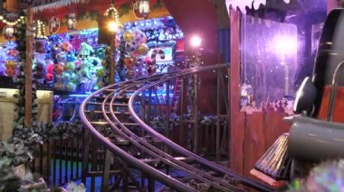 Noel Atlıkarıncası, Mary etrafta dolaşır, arabalar, tren gece pazar meydanında panayır kurar Wroclaw Polonya 'da kış süsü ve renkli ışıklarla