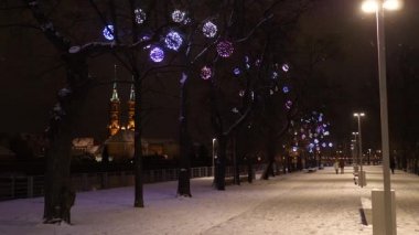 Güzel kar yağışı. Wroclaw, Polonya 'da Beyaz Kış. St. John Katedrali. Noel ışıkları olan cadde