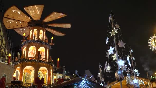 Europejska Scena Bożonarodzeniowa w nocy, ozdobiona światłami Urząd Miasta Wrocław Breslau, Targi Bożonarodzeniowe Adwentu. Sezon zimowych wakacji. Koncepcja podróży po Europie — Wideo stockowe