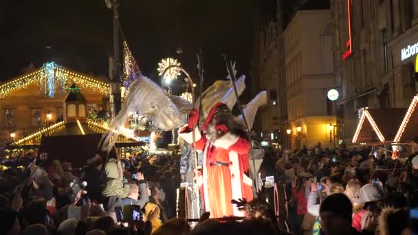 O tradicional desfile de Papai Noel e elfo na abertura das férias de Natal. Feira de Natal à noite. Luzes coloridas decoração, multidão pessoas na cidade velha Wroclaw, Polônia 2018 — Vídeo de Stock