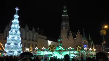 Mutlu Aile, insanlar eğleniyor, geceleri Noel Fuarı 'nda yemek yiyorlar. Renkli Noel ışıkları dekorasyonu, Wroclaw 'daki kalabalık, Polonya 2018