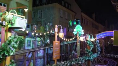 Noel Atlıkarıncası, Mary etrafta dolaşır, arabalar, tren gece pazar meydanında panayır kurar Wroclaw Polonya 'da kış süsü ve renkli ışıklarla