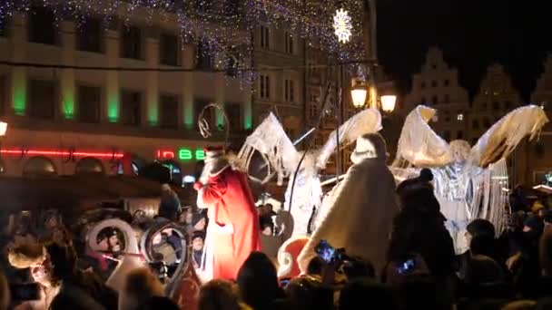 La tradizionale sfilata di Babbo Natale e elfo all'apertura delle festività natalizie. Fiera di Natale di notte. Luci colorate decorazione, gente folla nel centro storico Breslavia, Polonia 2018 — Video Stock