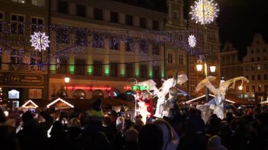 Geleneksel Noel Baba ve Elf geçit töreni Noel tatilinin açılışında. Geceleyin Noel Fuarı. Renkli ışıklar dekorasyonu, Wroclaw, Polonya 2018 'deki kalabalık.