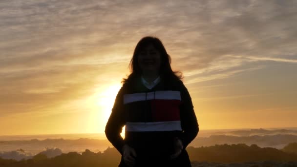 Mature senior caucasian woman playing ball background with waves ocean and sunset — Stok video