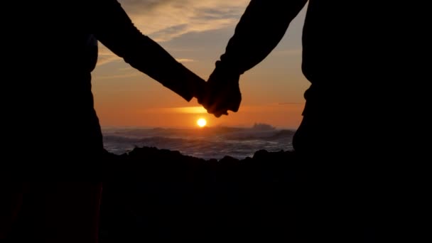 Dramatische break-up Paar scheiden van hun handen bij zonsondergang, liefdesverhaal eindigt, familie break-up op Valentijnsdag, close-up — Stockvideo